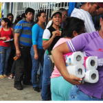 Khủng hoảng tột độ, người Venezuela phải bay qua Mỹ mua… giấy vệ sinh