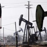 Giá dầu trượt dốc khi trữ lượng dầu thô tăng