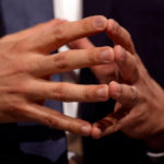 Tác phong khi đi phỏng vấn: 2 điều nên và 5 điều không nên làm với bàn tay