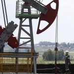 Giá dầu đi xuống khi trữ lượng dầu tại Mỹ đột ngột tăng mạnh